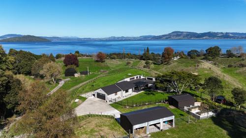 Hamurana Lakeview Farmhouse Luxury Retreat