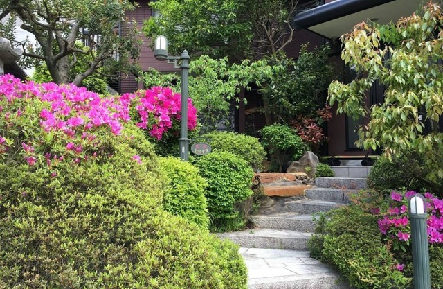 Hananobou Kinkakuji-michi