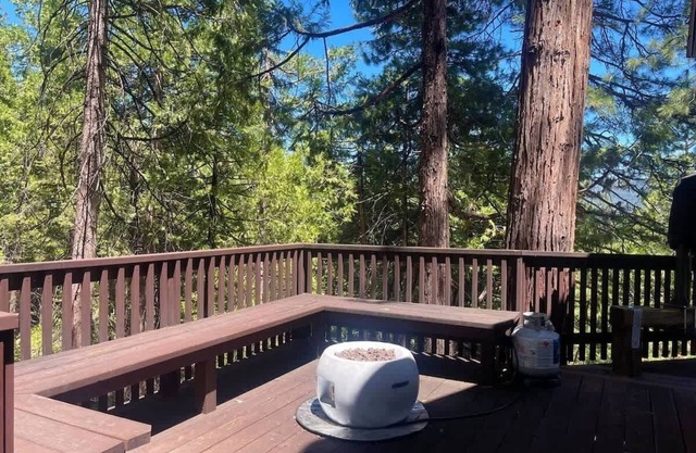 Hank`s Pinecrest Chalet