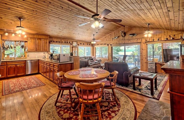 Hannahs Perch on Lake Burton with Private Top Patio and Bottom Dock