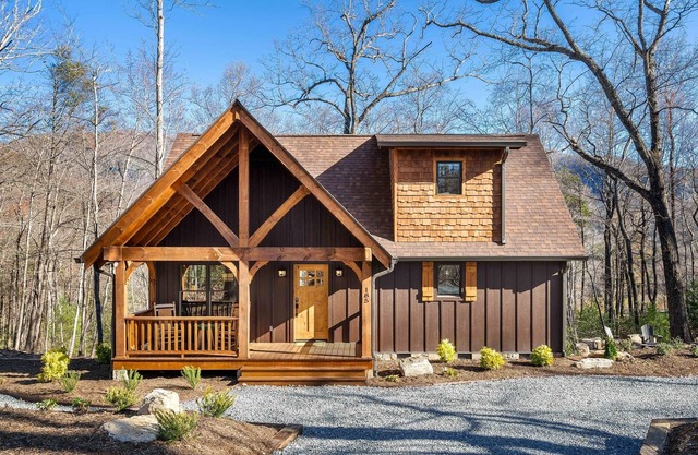 Happy Bear: Lake Lure Cottage Hot Tub & Fire Pit