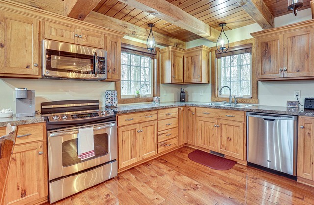 'Happy Haven Hill' Cabin w/Patio & Fire Pit!