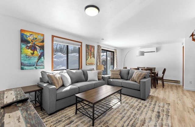 Happy Hideaway - Aspen Village Condo w seasonal pool, close to lake, park, golf, and downtown