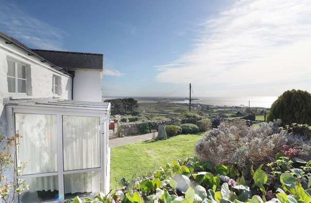 HAPPY LANDING, pet friendly, with a garden in Llanfair