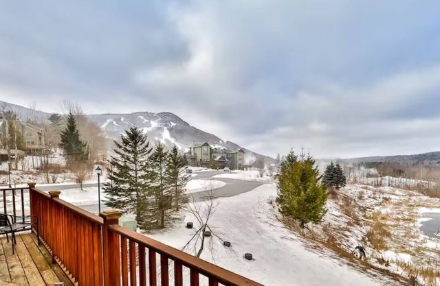 HAPPY TRAILS-Luxury condo with breathtaking views- STEPS AWAY from the Slopes