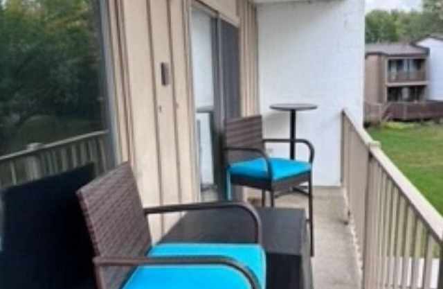 Harborage condo. It sleeps 6 comfortably . Harbor / Lake view. Newly renovated