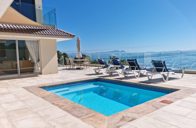 Harbour Views - 2 Bedroom House with large veranda and Private Pool