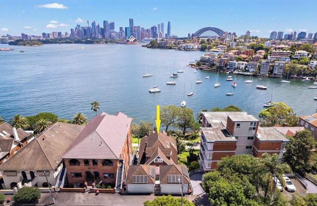 Harbourfront Haven –4BR Retreat with Stunning Views of Sydney’s Iconic Landmarks