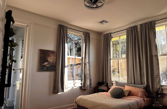 Hardwood floors, Marble, newly renovated Wifi &AC 10 mins to Nola