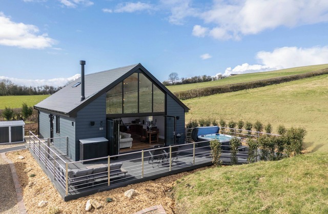 HARE'S HILL, pet friendly, with hot tub in Thornton-Le-Dale