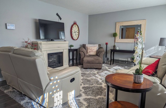 Harmon Haven 2-bedroom house in amazing central Bismarck with AC!