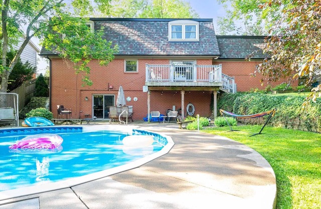 Harmony Hideaway Over 4000 sqft, 5 mins to BSU & IU, Games Rooms and Summer Pool