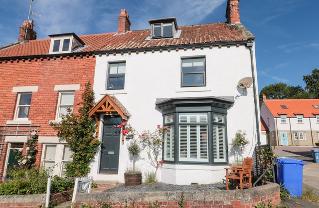 HARRIET'S COTTAGE, pet friendly, with open fire in Briggswath