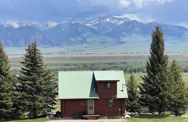 Harris Hideaway in the Gravelly Foothills
