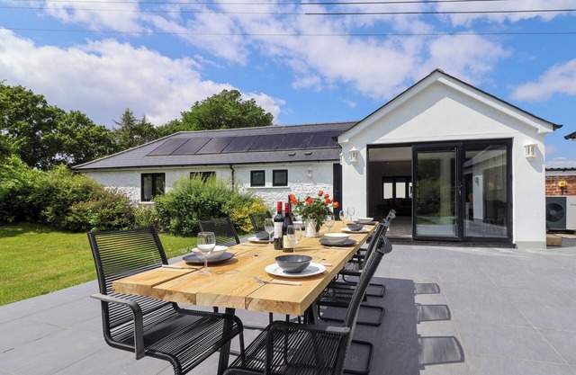 HARTGROVE FARM BUNGALOWS, pet friendly, with open fire in Musbury