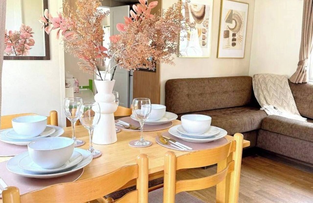 Harwich - Caravan - Sleeps 10 - Garden - Pool