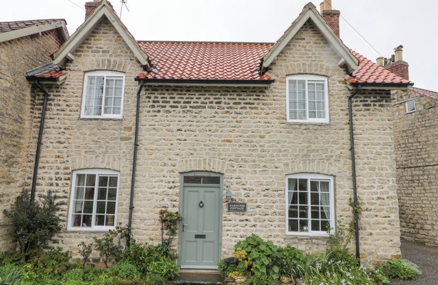 HARWOOD COTTAGE, family friendly, with open fire in Hovingham