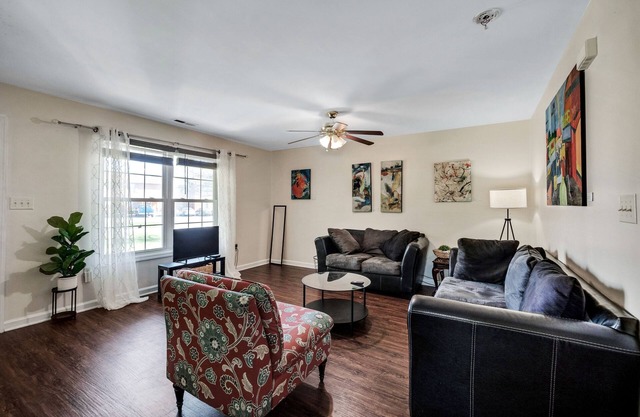 Have The Best Stay At Our Modern Art Gallery Home 3 Bedroom Home by Redawning