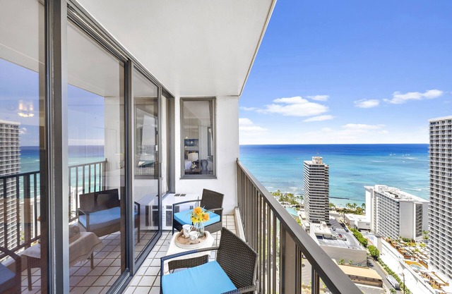 Hawaii Dream Escape: Ocean Views & Free Parking
