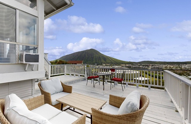Hawaii Kai Dream with large lanai, ocean views, & a home office - near beaches