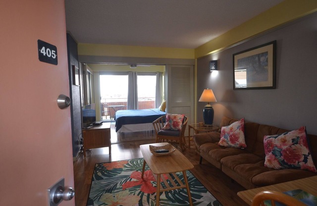 Hawaiian King 405 1-Bedroom, King Bed and Sleeper Sofa, Pool and BBQ Grill