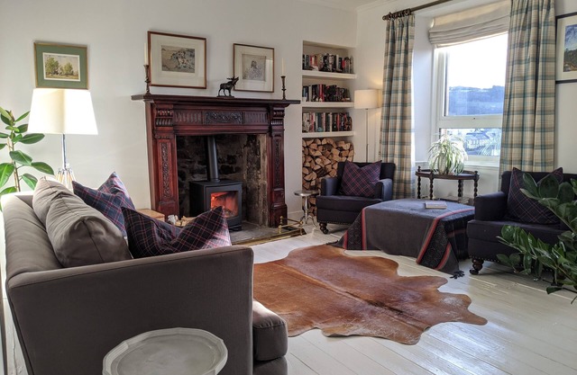 Hawick Central, cosy stylish flat with log burner.