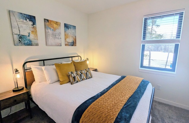 Hawk's Nest Retreat: Modern Townhome in Quiet Neighborhood