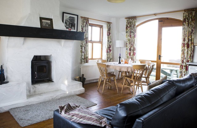 Hawk’s Hollow: 3 BD Cottage