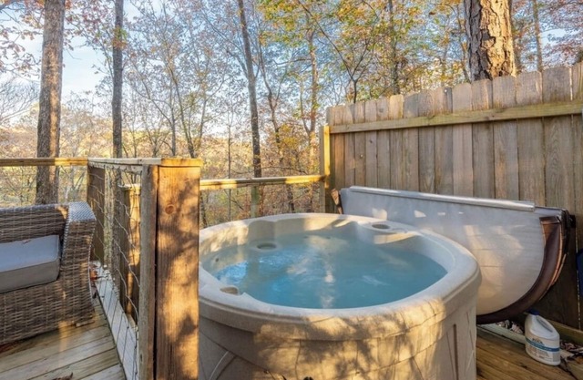 Hawks Nest Treehouse Secluded With Hot Tub