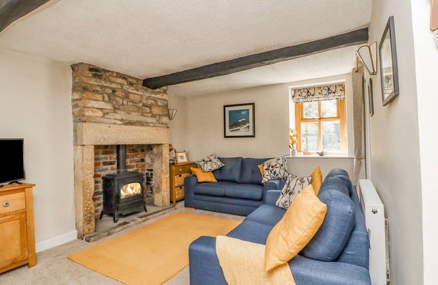 HAWTHORN, pet friendly, character holiday cottage in Cross Hills