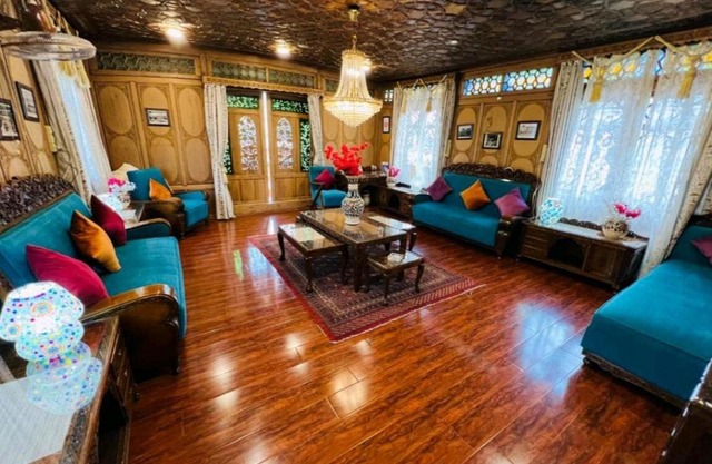 hayat group of houseboats