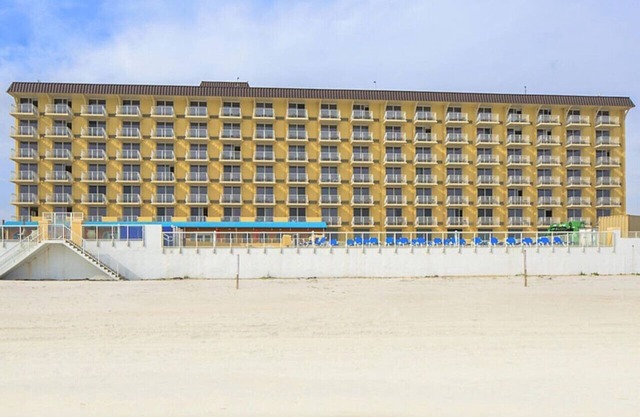 Hear the Atlantic waves in this Studio resort apt in Ormond Beach with vacation amenities