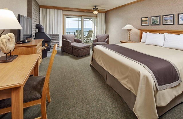 Hearst to Coast | Oceanfront King Room at Cavalier with Scenic Walks & Pool