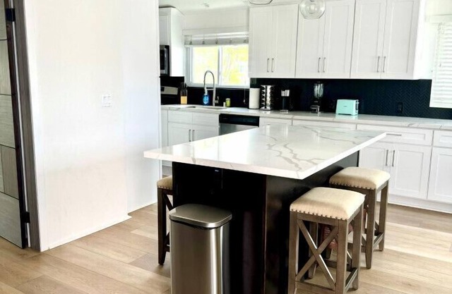 Heart of Corona Del Mar! Chic Bungalow! 10 minute walk to the beach/Steps to downtown!