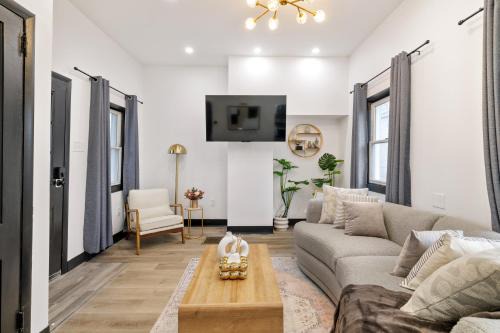 Heart of Downtown, 5 mins to Andy Warhol Museum, Parking Available, Private Fenced Backyard, Smart TV, Washer and Dryer in Unit