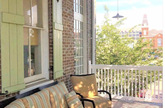 Heart of Downtown w Balcony by Dauphin St; walk to restaurants & shops SLEEPS 6!