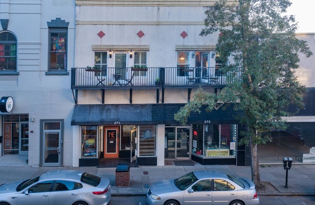 Heart of Downtown Wilmington ILM - Sleeps 12! Sauna, walking distance to a lot.