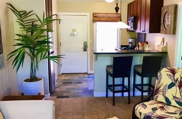 HEART of LAHAINA TOWN-1BDRM, 1BTH, SLEEPS 4~5 STAR! GREAT POOL! COLD AC *****