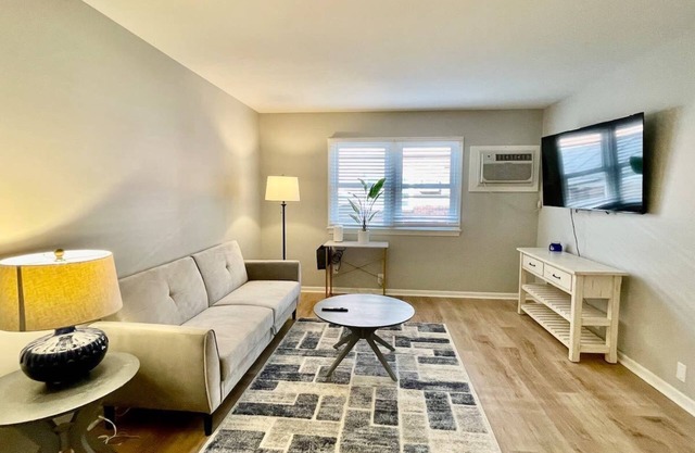 Heart of Omaha, Steps to UNMC and Dining