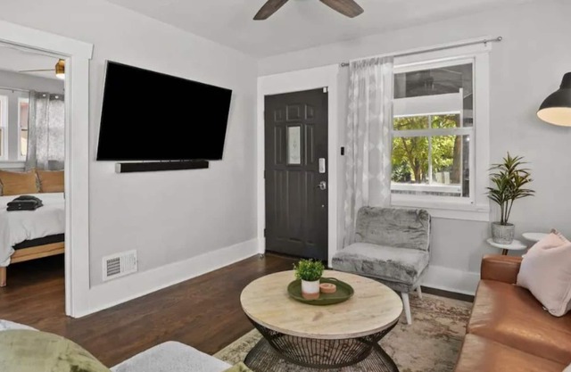 Heart of the Highlands - Walk to Highlands Square!