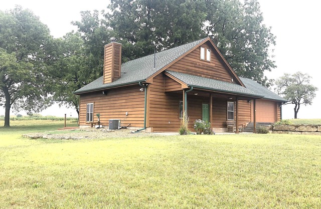 Heartland Cabin Retreat~ King Bed ~ Room to Roam