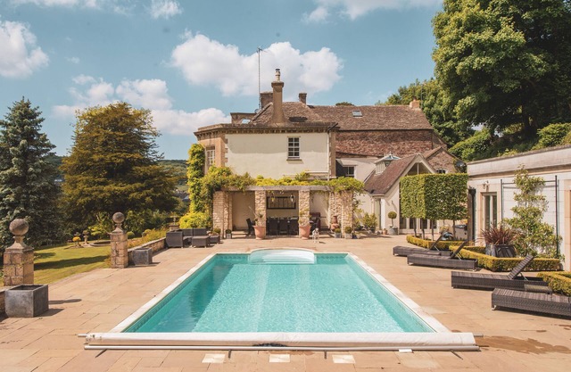 HEATED OUTDOOR POOL(SEASONAL)/LUXURY HOT TUB -SLEEPS 18 + 8 FAMILIES ONLY