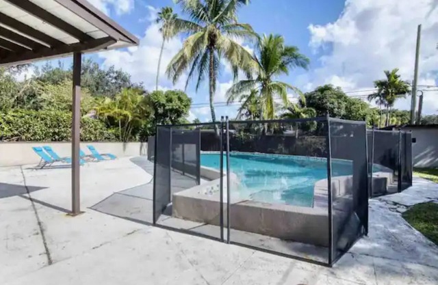 *Heated Pool* 3 Kg Bed/2 Ba Private Family Home