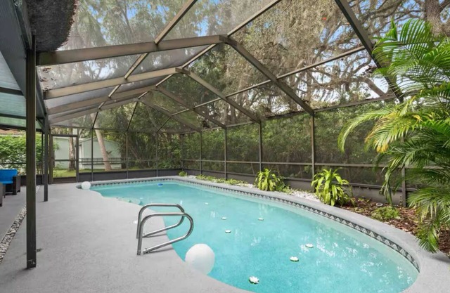 Heated pool. 4-bedroom house. 6.9 miles to honeymoon Beach.