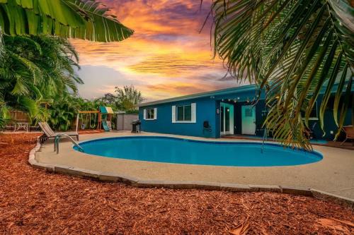 Heated Pool - 8 min to beach - King Beds