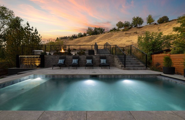 HEATED POOL ALL YEAR/FIRE PIT/THEATRE - Luxury Home Walkable to Hyde Park & DT