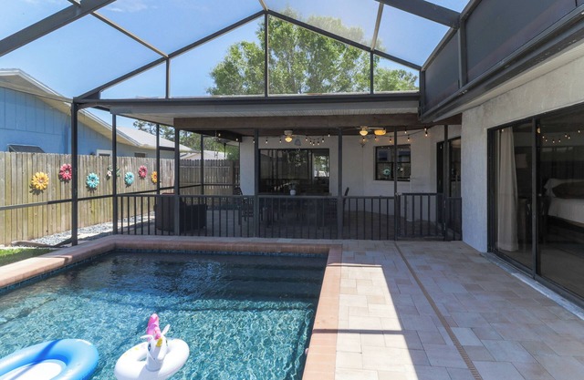 Heated Pool, Grill w/Patio Dining, Family Fun, Free Streaming & Board Games!