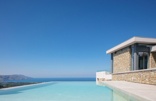 Heated pool, gym, superb views, close to Lake Kournas!