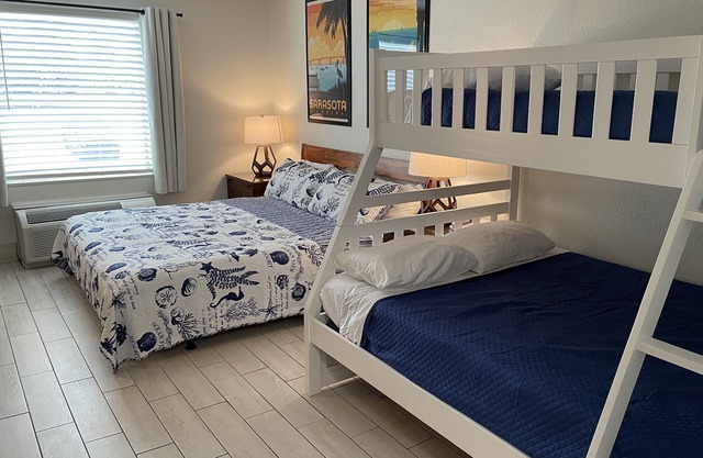 Heated Pool, King Bed, Bunk Bed, Huge TV, Marina, Tiki Bar & Grill
