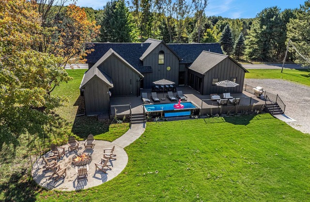 Heated Pool. Luxe STR/game room/fire pit/privacy